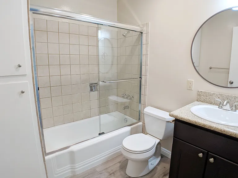 2851 Montrose Ave — Photo 11