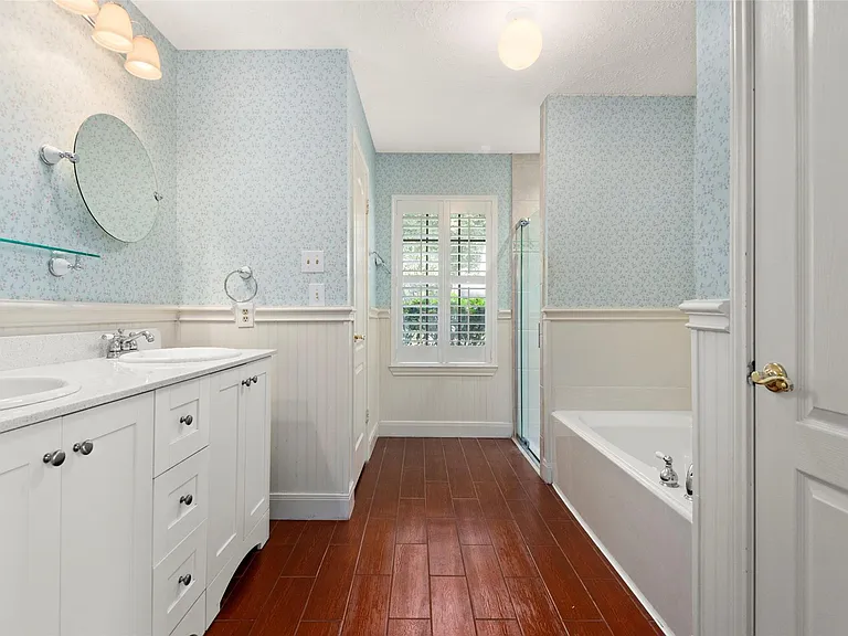 2415 Parkwood Ln — Photo 25