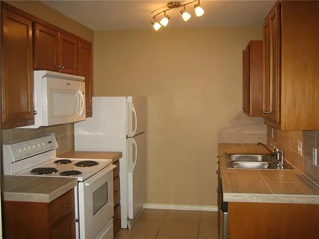 15208 Flamingo Dr #A — Photo 8