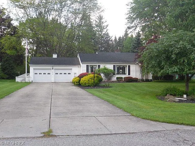 595 Plymouth Dr photo 1
