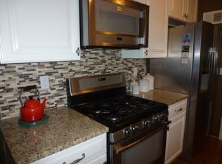 909 Sweetbriar Dr, Waukesha, WI 53186