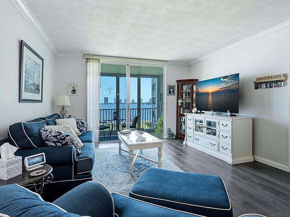 5th image of 100 Paradise Harbour Boulevard #203