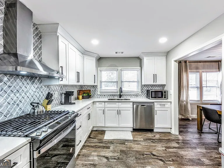 6230 Love St — Photo 10