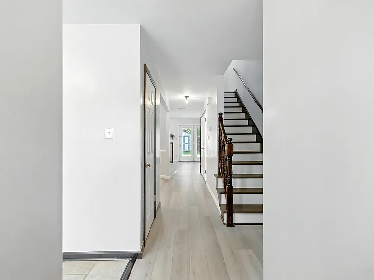 302 Seeman Ct — Photo 6
