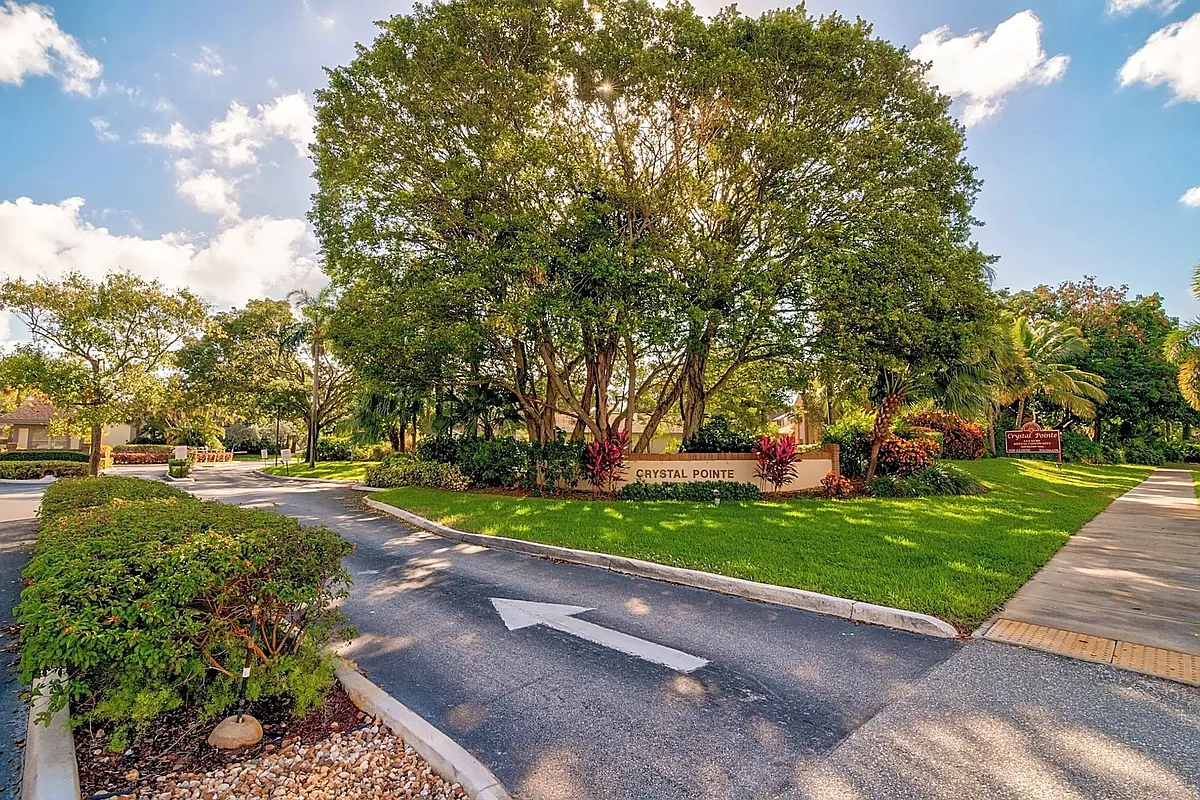 Building Photo - Crystal Pointe I