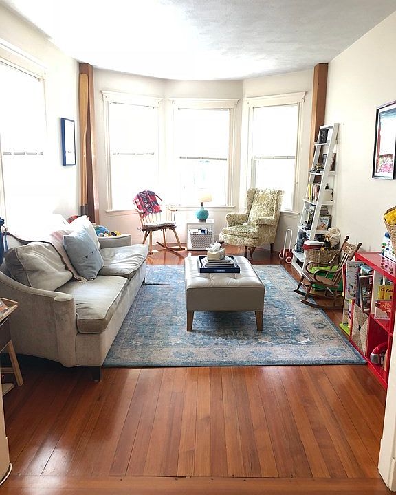 1st image of 21 Bartlett Cres #1