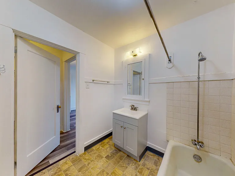 435 -Keystone Apartments — Photo 8