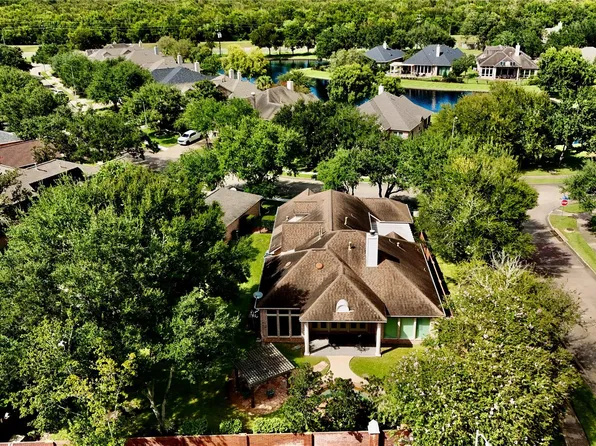 8746 Rippling Water Dr, Sugar Land, TX 77479