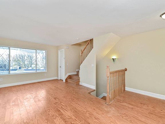 3rd image of 49 Simmons Ln