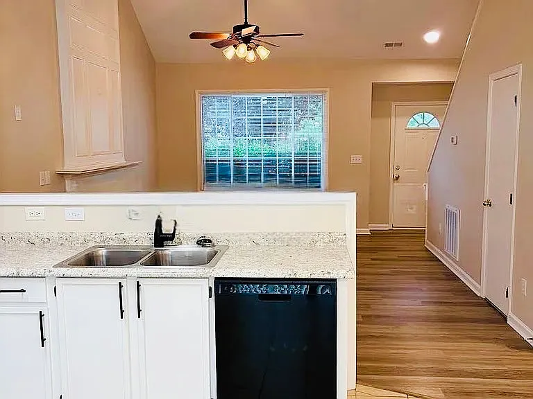 208 Purple Leaf Pl — Photo 3