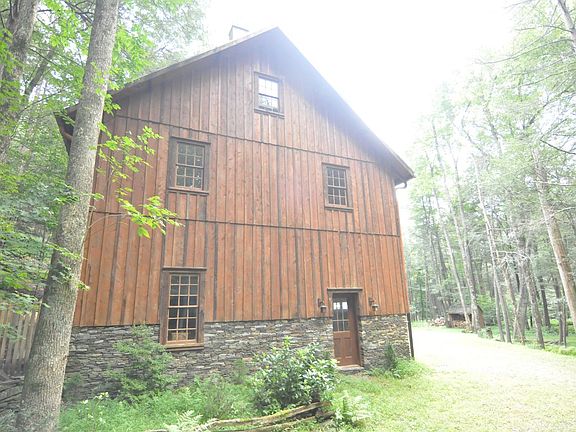 Side view of the garage.