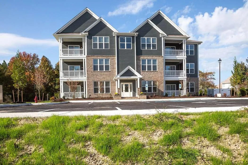 1 bed, 931 sqft, $1,685 — Photo 1