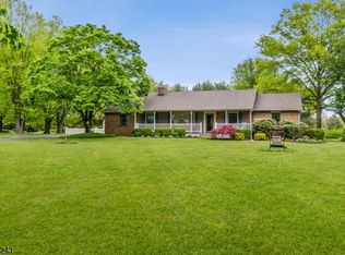 64 Hampton Rd, Pittstown, NJ 08867