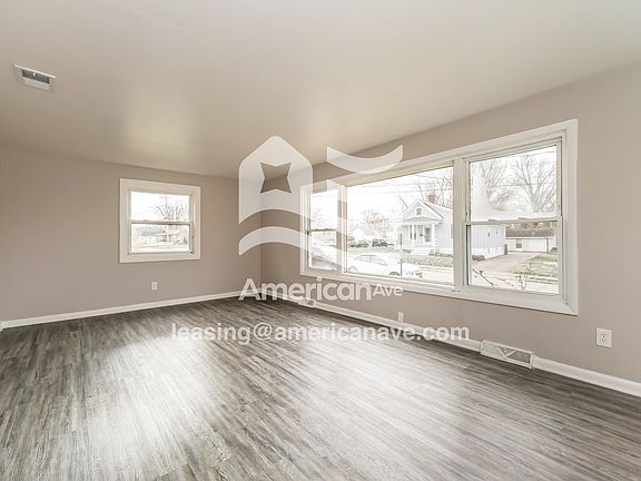 185747_003_living_room_3.jpg