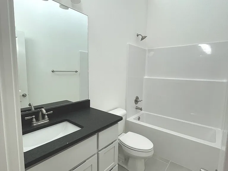 Upstairs Full Bathroom