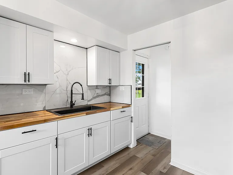 182 W 29th Pl — Photo 10