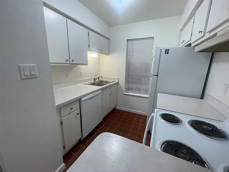5550 N Braeswood Blvd #129 — Photo 6