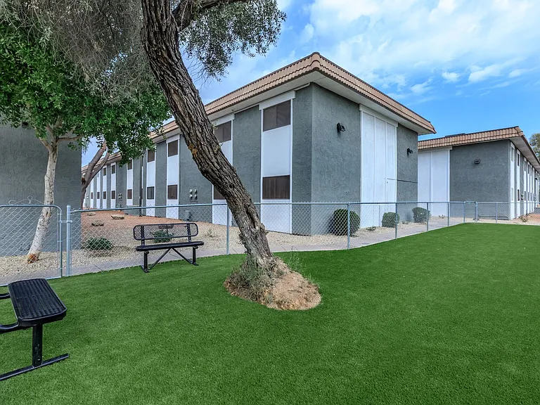 Palisade Park Aparments — Photo 14
