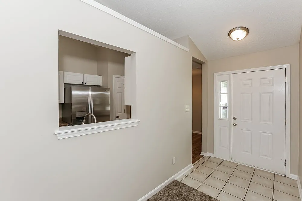 3 bed, 2.0 bath, 1571 sqft, $2,140 — Photo 2