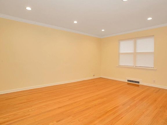 4th image of 304 W 234th St