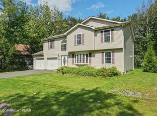 220 Nadine Blvd, Pocono Summit, PA 18346