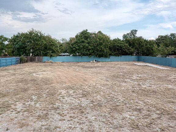 2nd image of 1004 S West Dr