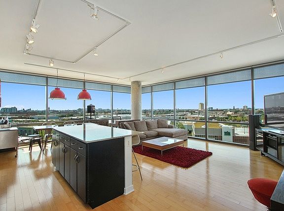4th image of 860 W Blackhawk St #902