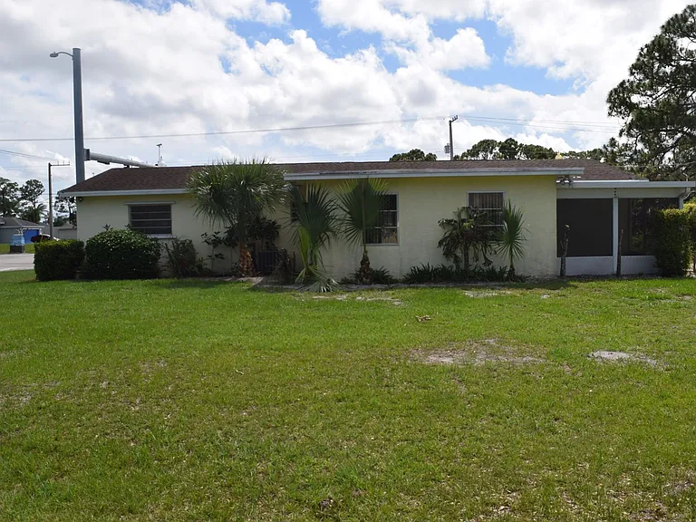 1881 SE Airoso Blvd — Photo 18