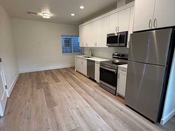 5th image of 810 W Warren St