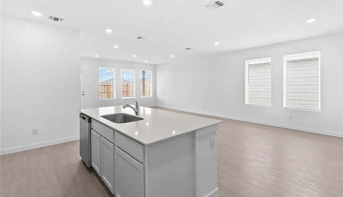 4 bed, 2187 sqft, $2,795 — Photo 4