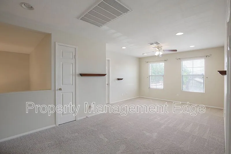 5 bed, 4.0 bath, 3908 sqft, $3,900 — Photo 3