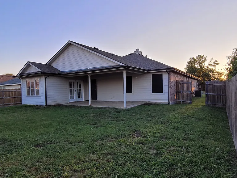 2608 Plantation Dr — Photo 3