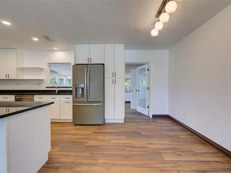 305 Sunset Dr — Photo 9