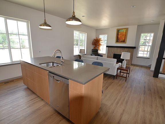 5th image of 303 Silverpine Dr