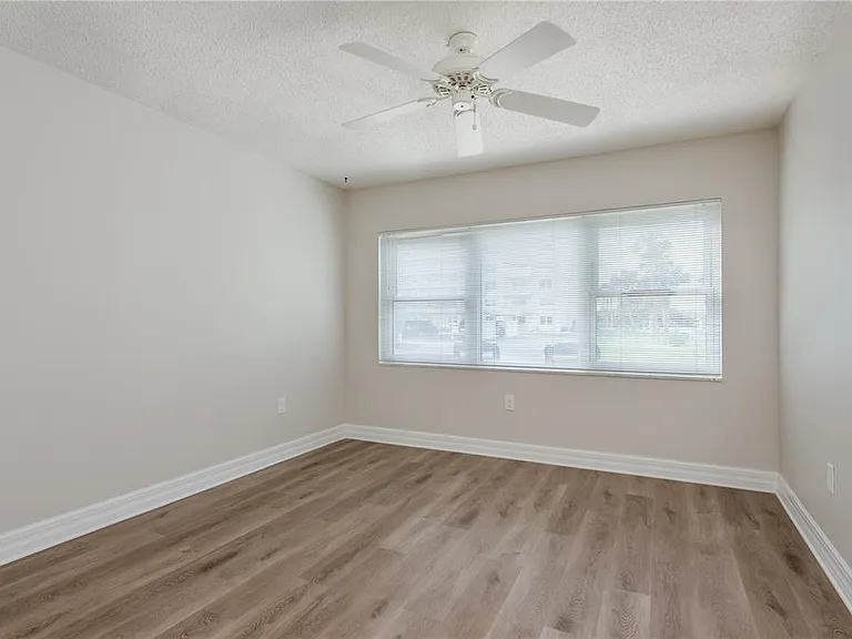 8 Glencoe Pl #104 — Photo 18