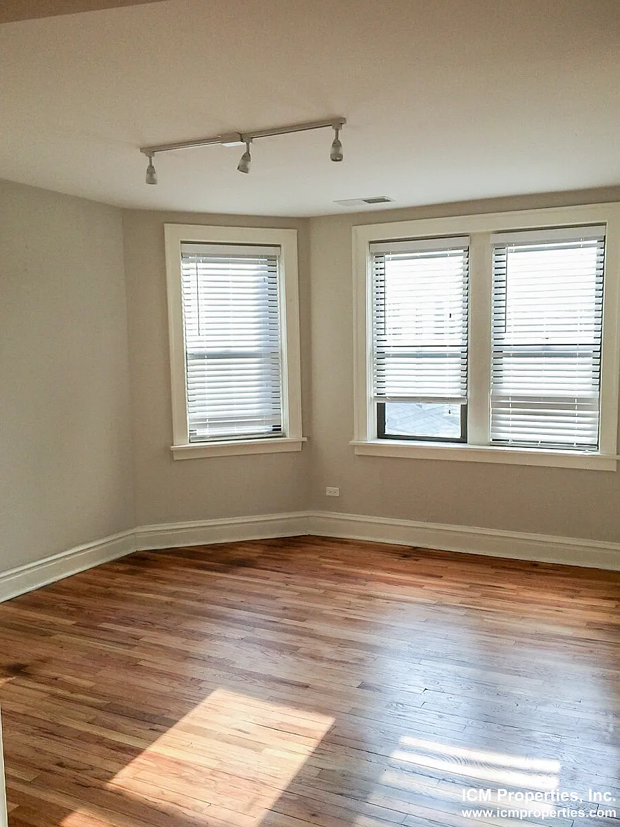 Building Photo - 2229 W Wilson Ave #22312