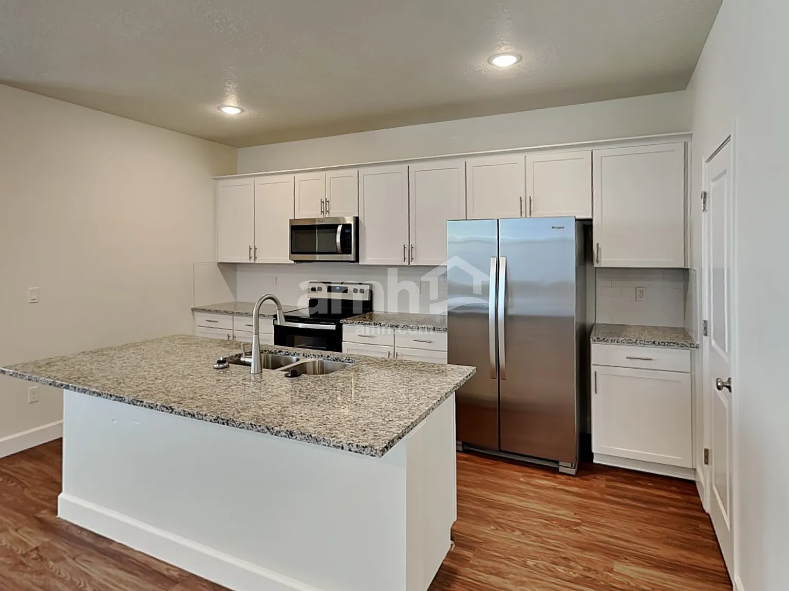 6 bed, 4.5 bath, 3031 sqft, $3,055 — Photo 3