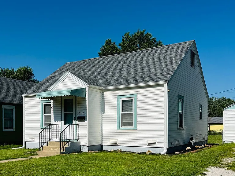 2115 N Weller Ave — Photo 2