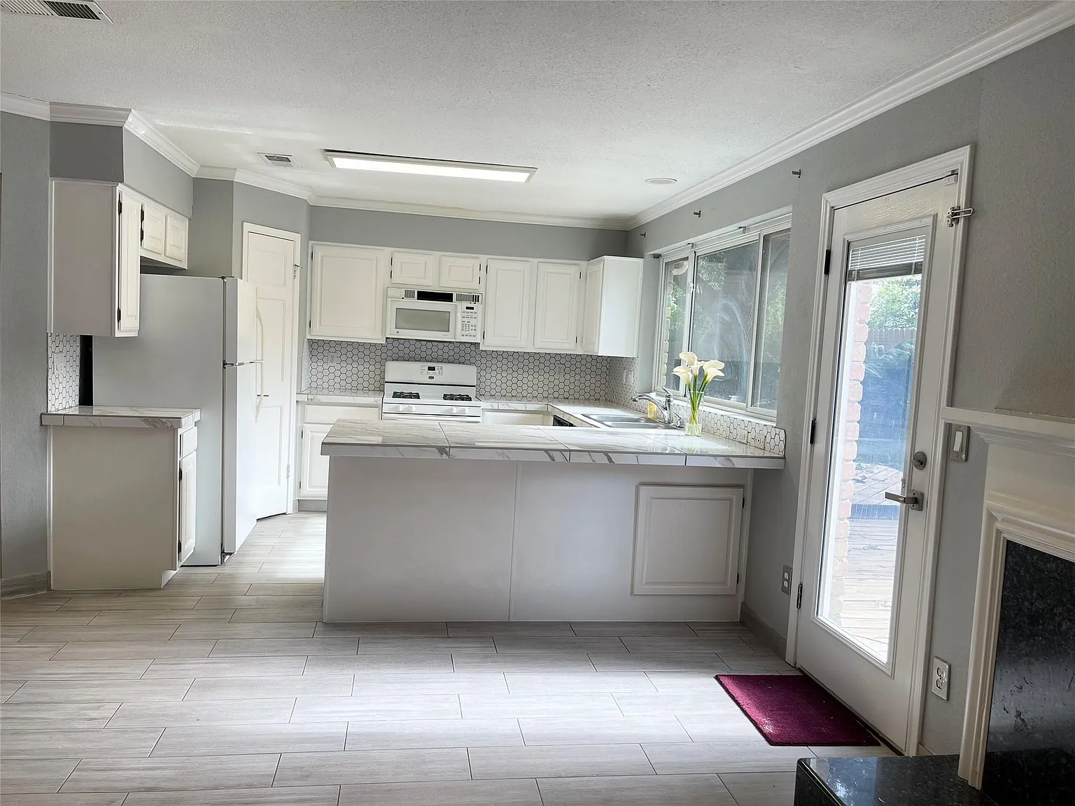 4 bed, 2.0 bath, 1902 sqft, $2,300 — Photo 4