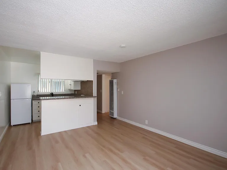 976 E Villa St #16 — Photo 3