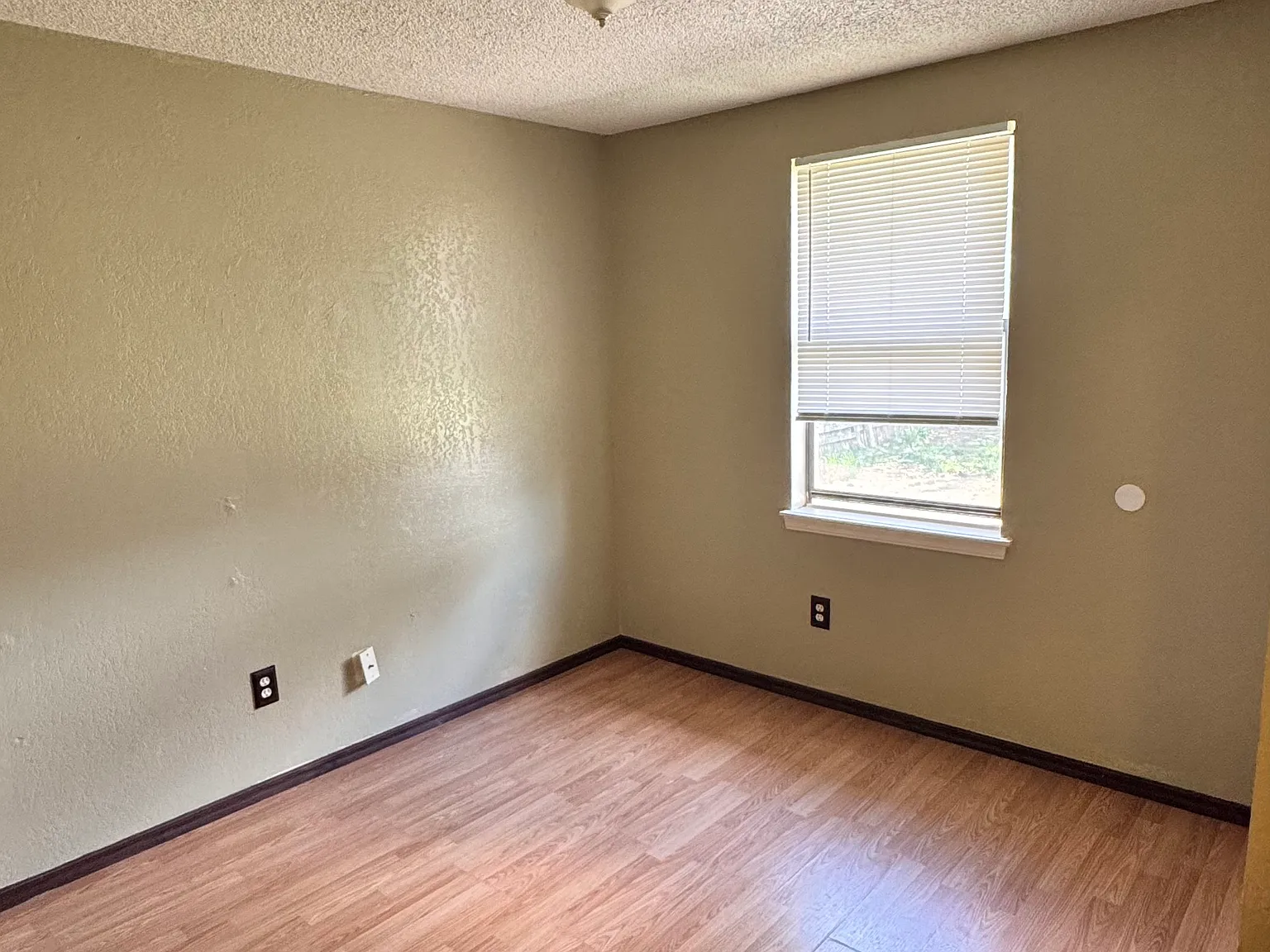 3 bed, 1.5 bath, 1120 sqft, $1,300 — Photo 3
