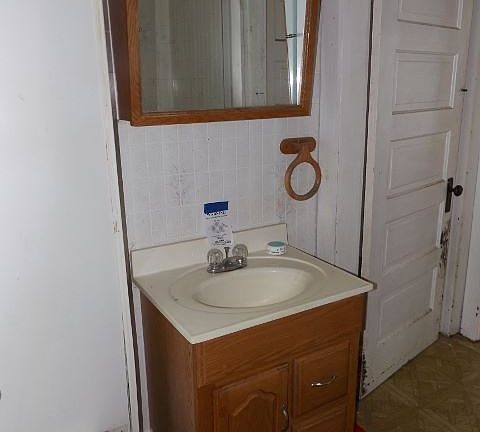 5th image of 608 Saginaw St