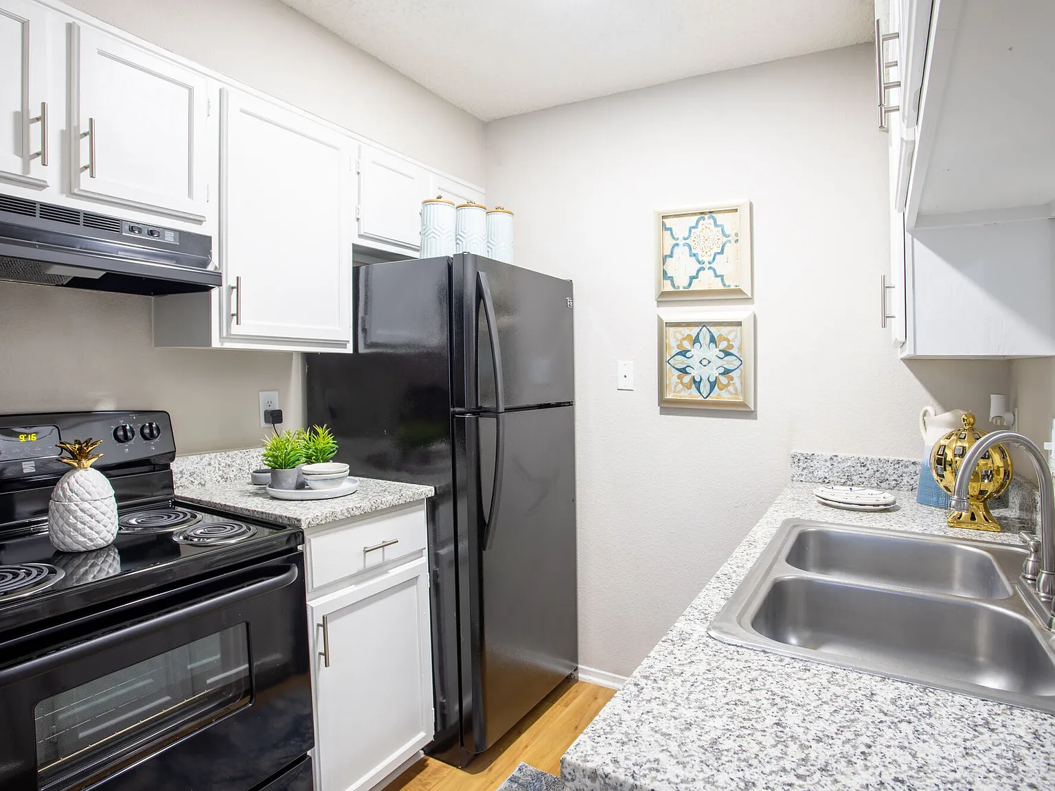 AUBRY HILLS APARTMENTS — Photo 1