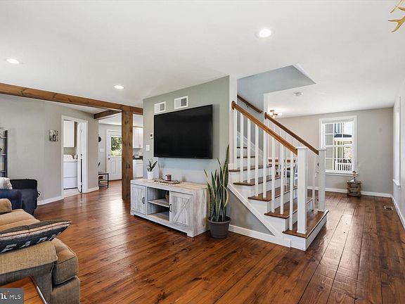 5th image of 324 Steinman Farm Rd