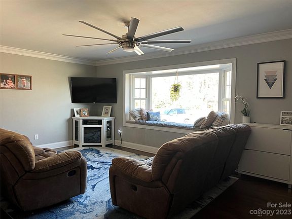 4th image of 947 E Iredell Ave