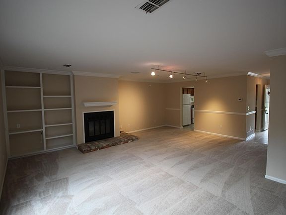 3rd image of 301 Bainbridge Dr APT B