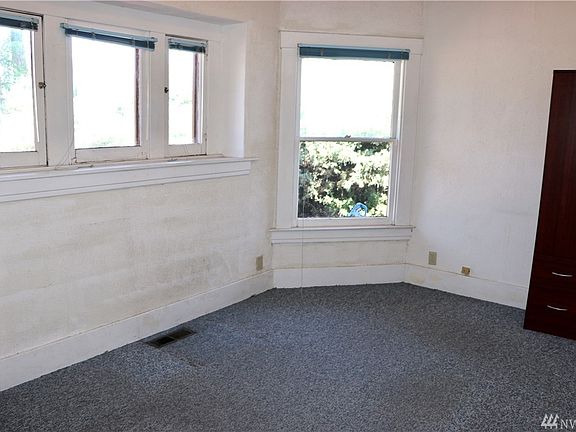 5th image of 1427 E Isaacs Ave