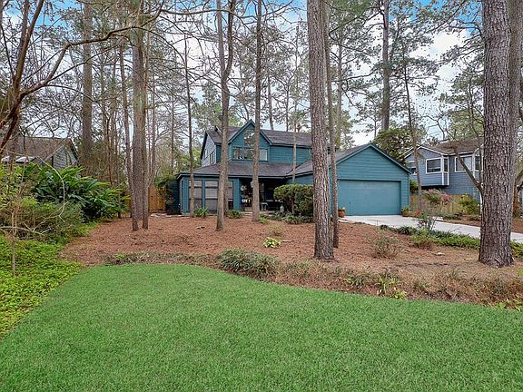 Located in the heart of The Woodlands on a cul-de-sac street!