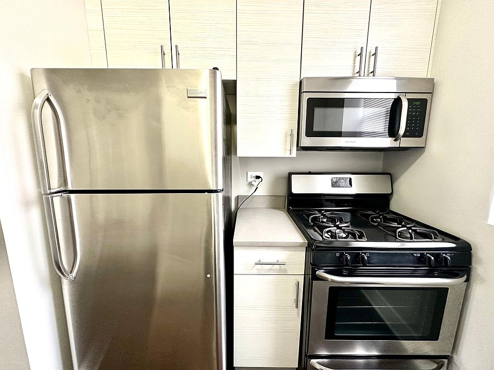 1st image of 2130 N Sawyer Ave APT 3E