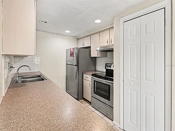 4th image of 3609 Truman Dr
